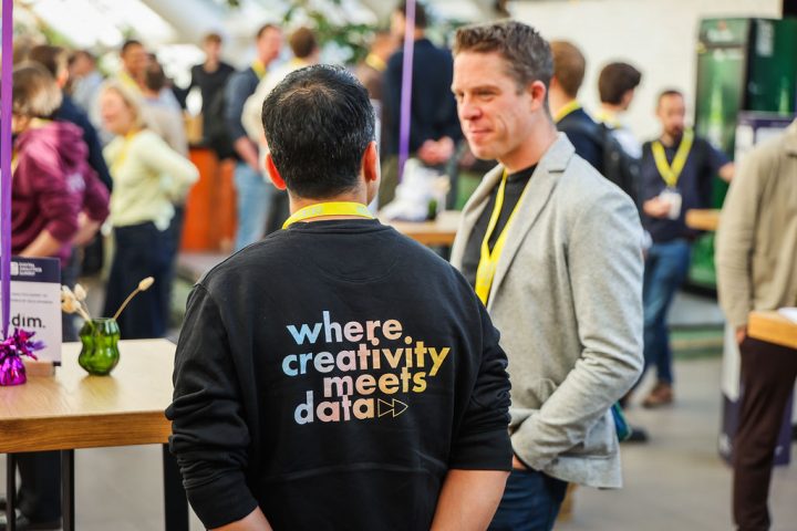 SDIM collega Steven met SDIM trui Where Creativity Meets Data