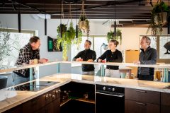 Collega's Pieter, Dylan, Roos en Daan aan de bar bij SDIM