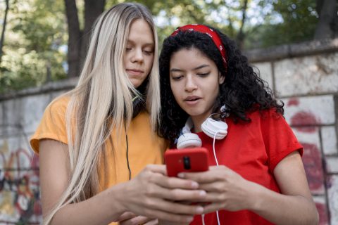 Jongeren kijken op telefoon