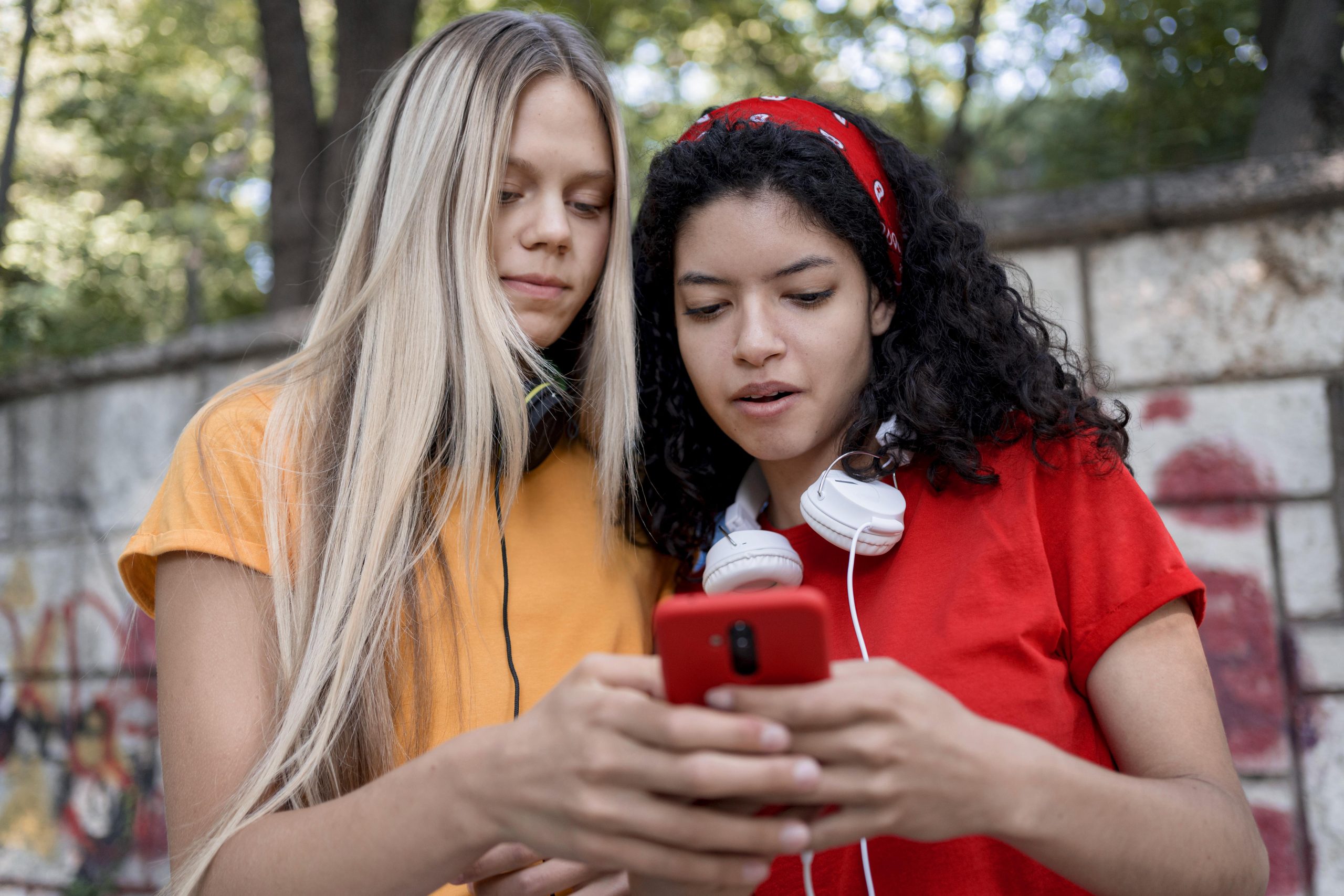 Jongeren kijken op telefoon
