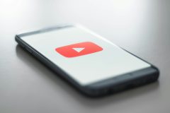 mobiele telefoon met een YouTube-logo erop