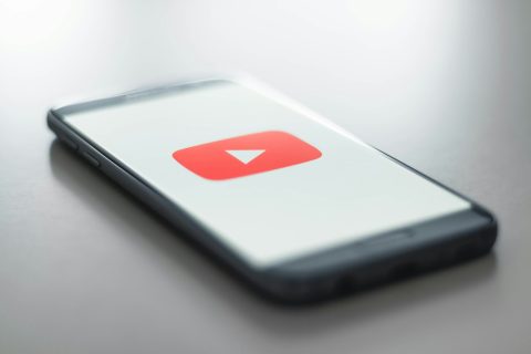 mobiele telefoon met een YouTube-logo erop