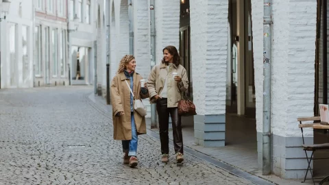 Twee vrouwen lopend op straat