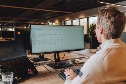 SDIM collega Jeroen bekijkt data