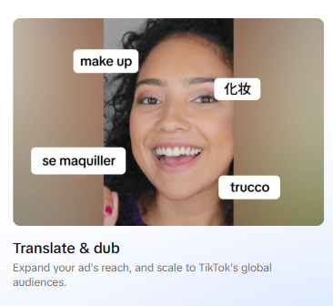 Afbeelding van een vrouw die glimlacht met verschillende vertalingen van 'make up' in vier talen (Engels, Chinees, Frans, en Italiaans) boven haar hoofd. De tekst onder de afbeelding zegt 'Translate & dub' en benadrukt de uitbreiding van je advertenties naar TikTok's wereldwijde publiek.
