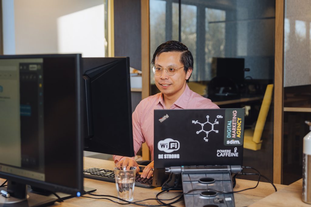 Gwoon Sun Lai van SDIM op kantoor