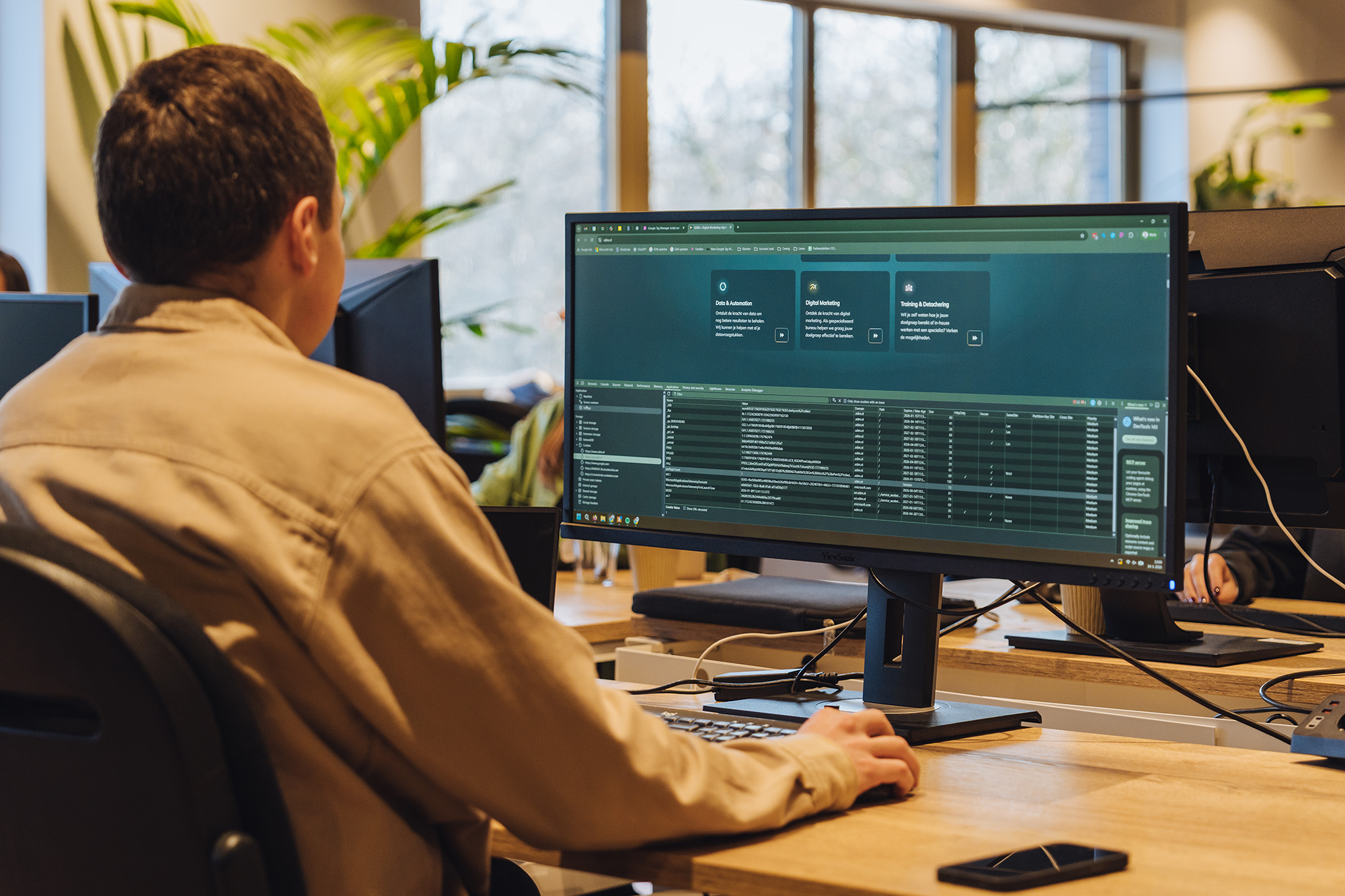 Collega Paul aan het werk bij SDIM