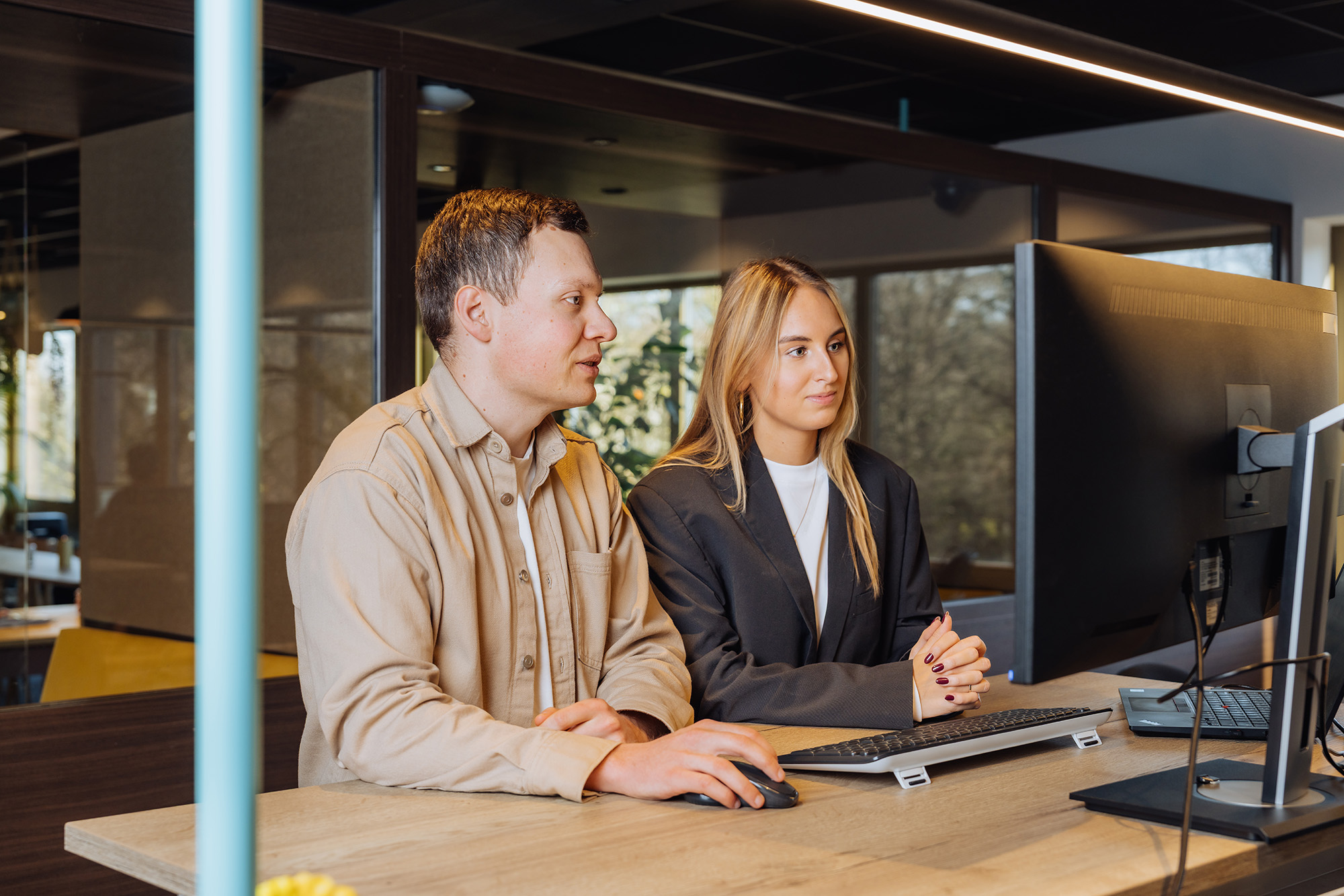 SDIM collega's Paul en Noa achter bureau