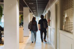 Sabine en Stefan lopen door het SDIM kantoor