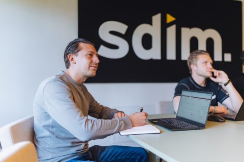 Willem en Jasper van SDIM op kantoor