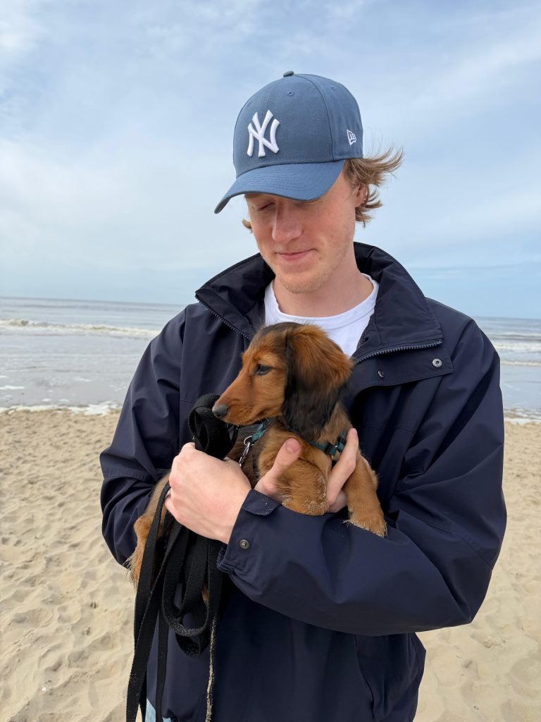 Matthijs Berghuis met zijn hond Fred